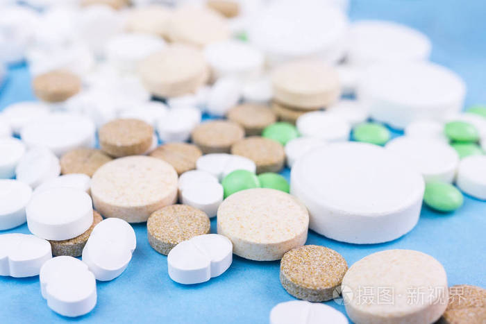 藍色背景下的醫(yī)藥劑型藝術 藥丸、片劑、膠囊與栓劑的商業(yè)影像呈現